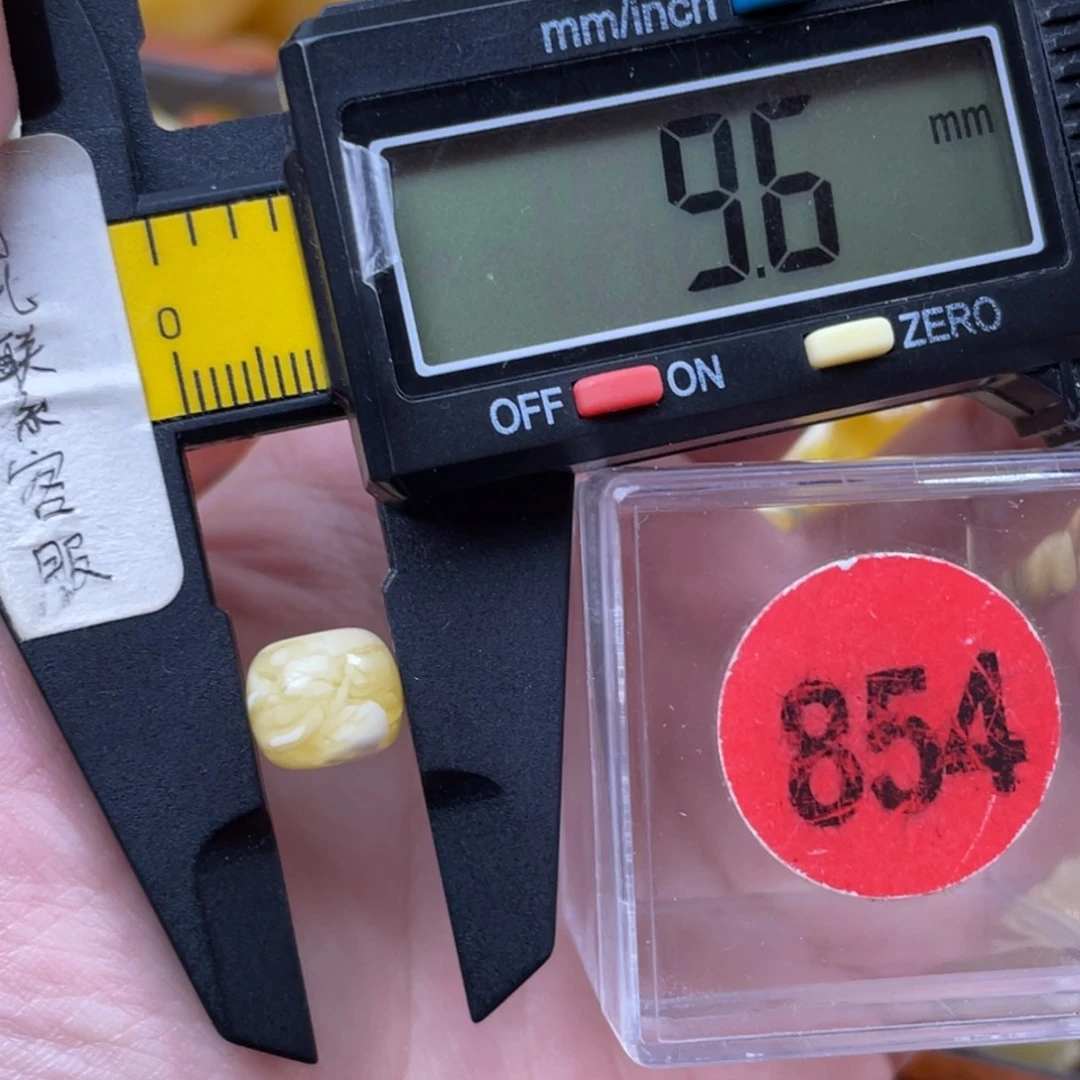 蜜蜡未镶嵌珠宝奇石