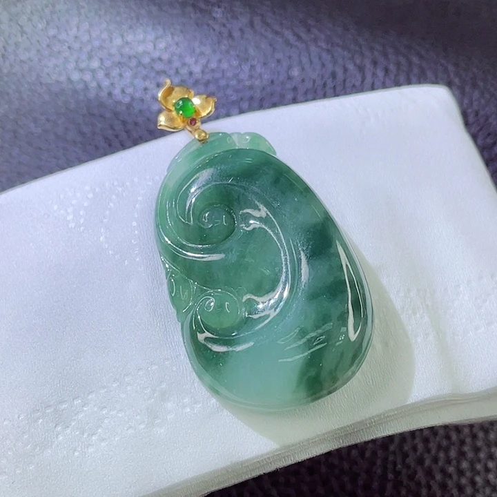 翡翠颈饰18K金镶嵌翡翠