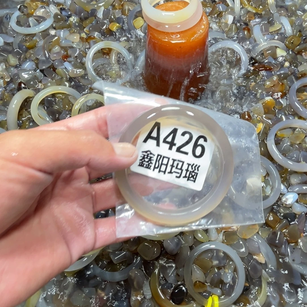 鱿***鱼玛瑙/玉髓未镶嵌手镯426