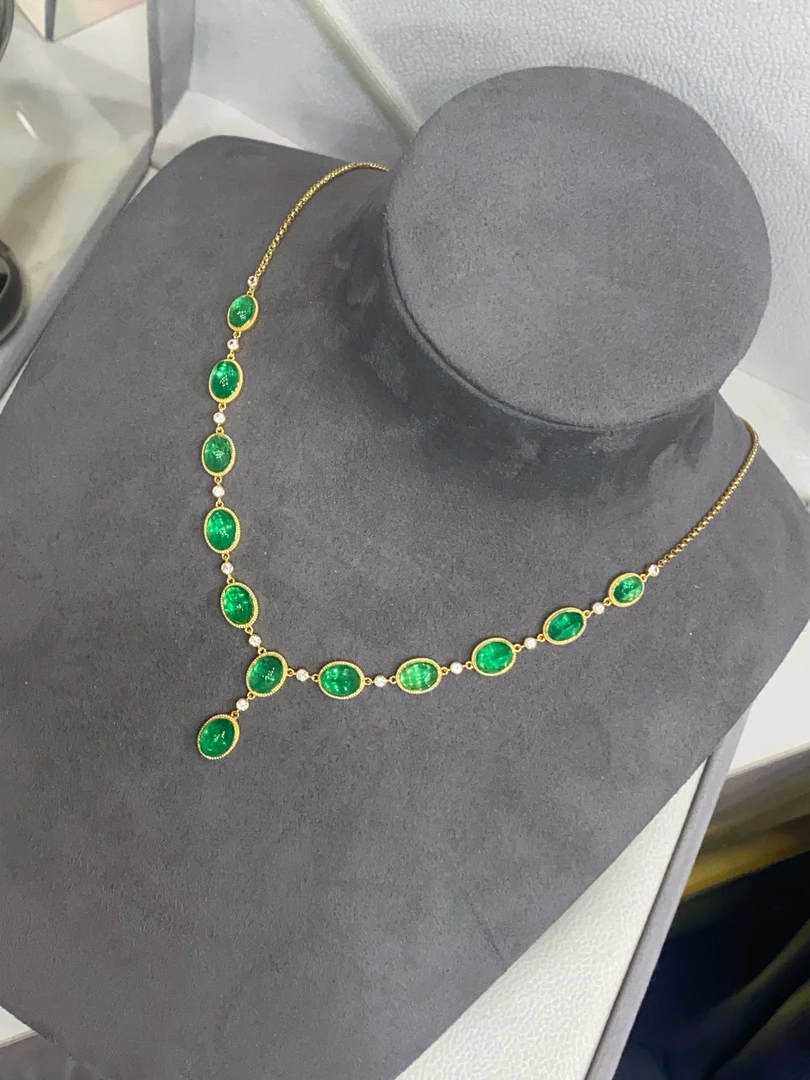 18K金镶嵌天然祖母绿项链蛋面款 约10.5ct