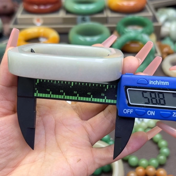 未镶嵌手镯石英岩玉