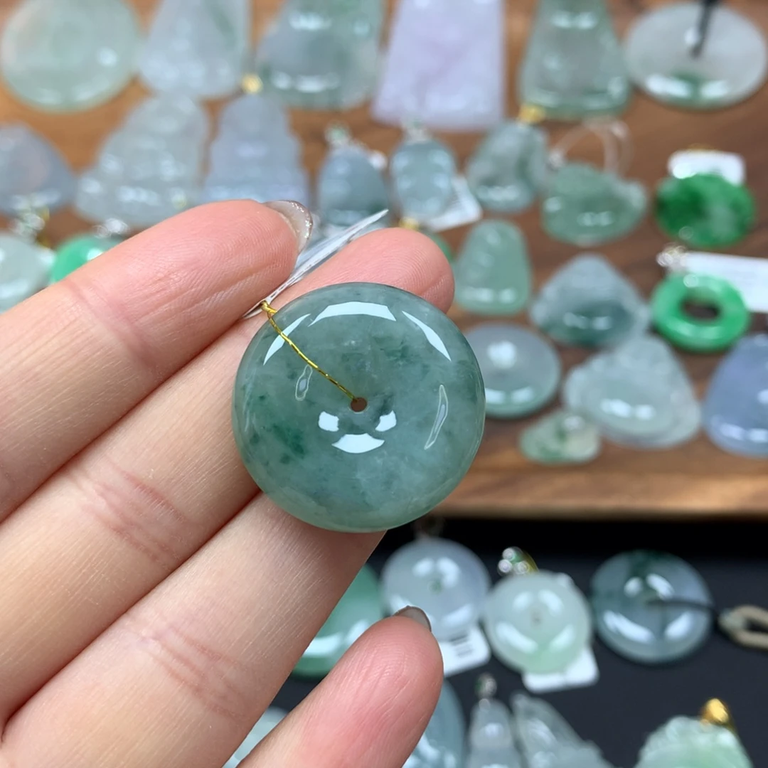 翡翠颈饰未镶嵌平安扣