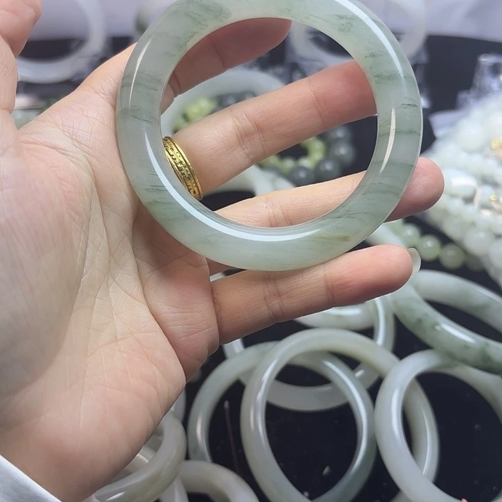 贝***西石英岩玉未镶嵌手镯