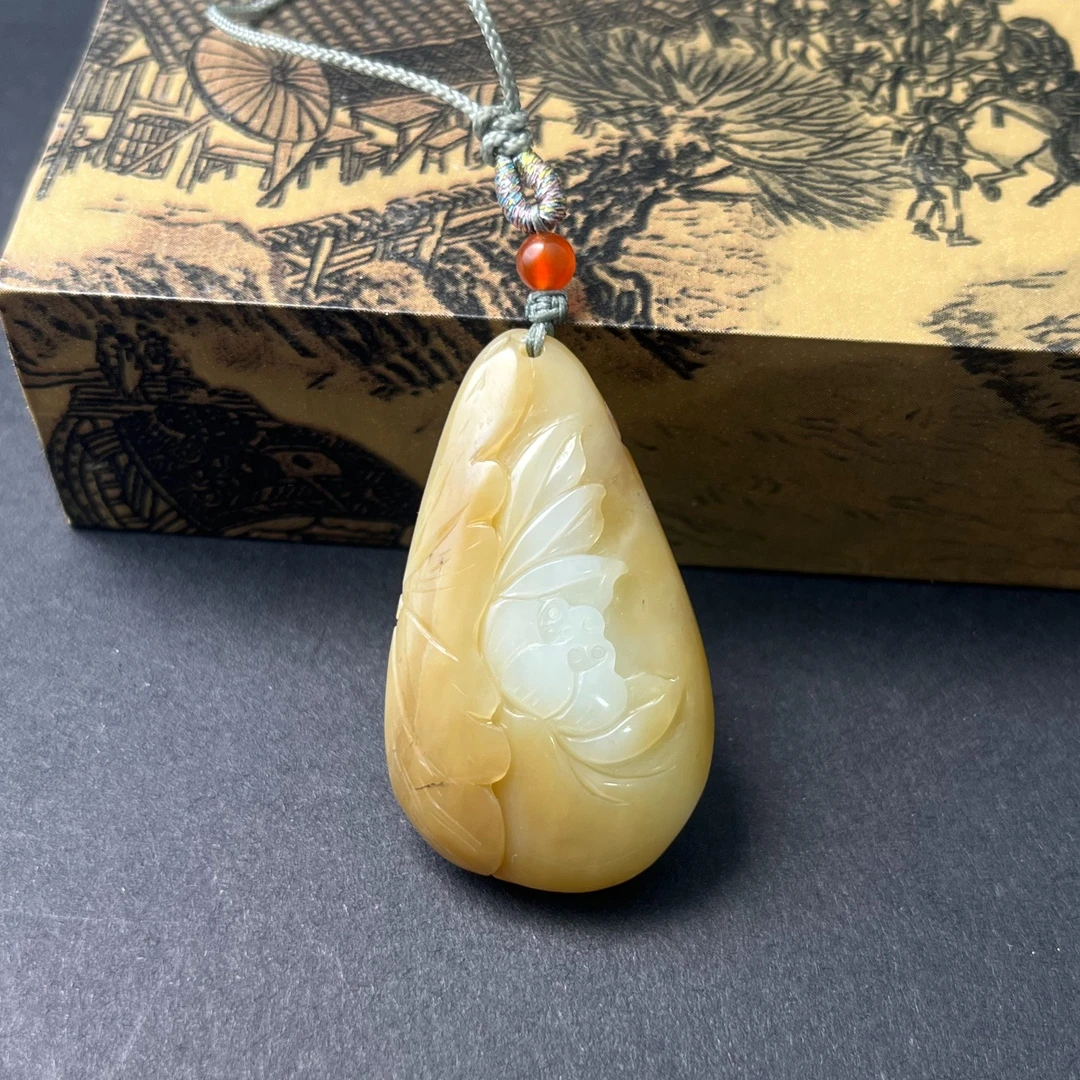 纯天然和田玉吊坠白莲花新疆糖白俏色巧雕纯手工雕刻时尚百搭气质