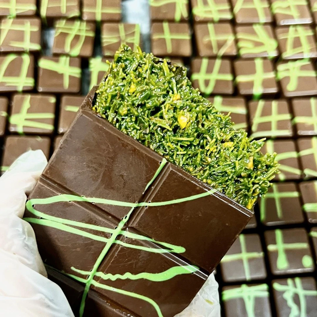 迪拜款开心果巧克力黑巧奶巧坚果夹心手工排块网红零食礼盒装正版