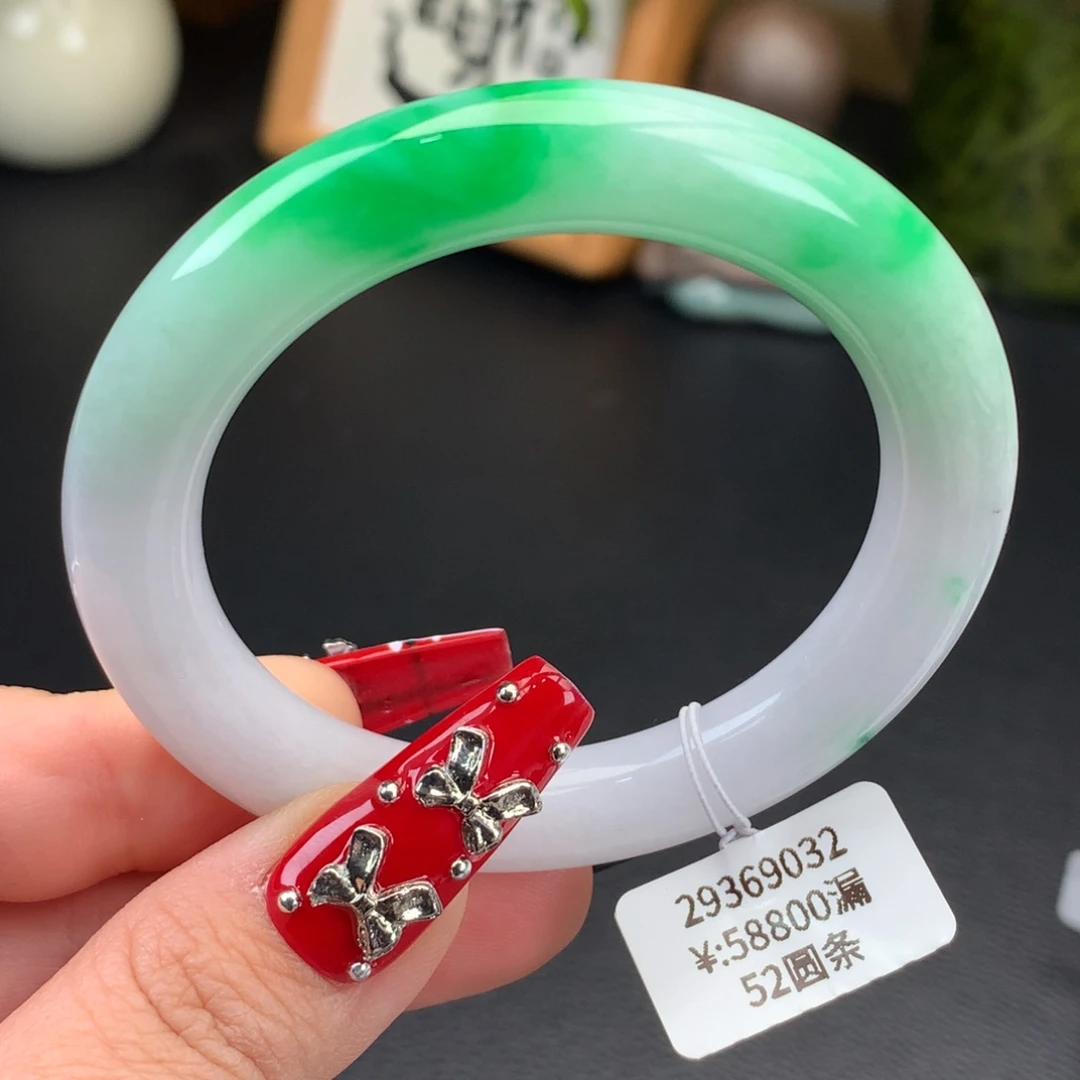 翡翠手镯未镶嵌细糯辣阳绿飘花圆条