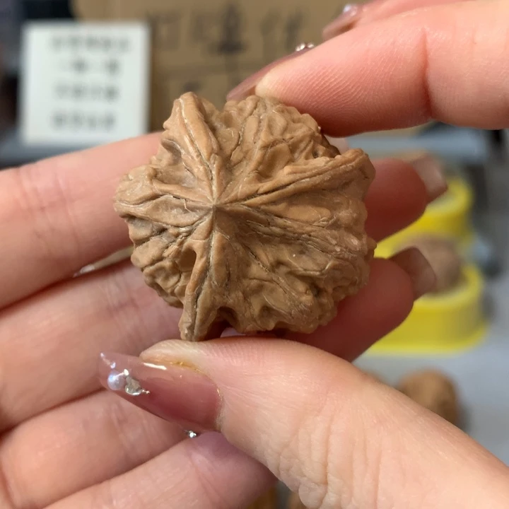 有***下文玩核桃吊坠异形导致，有瑕疵