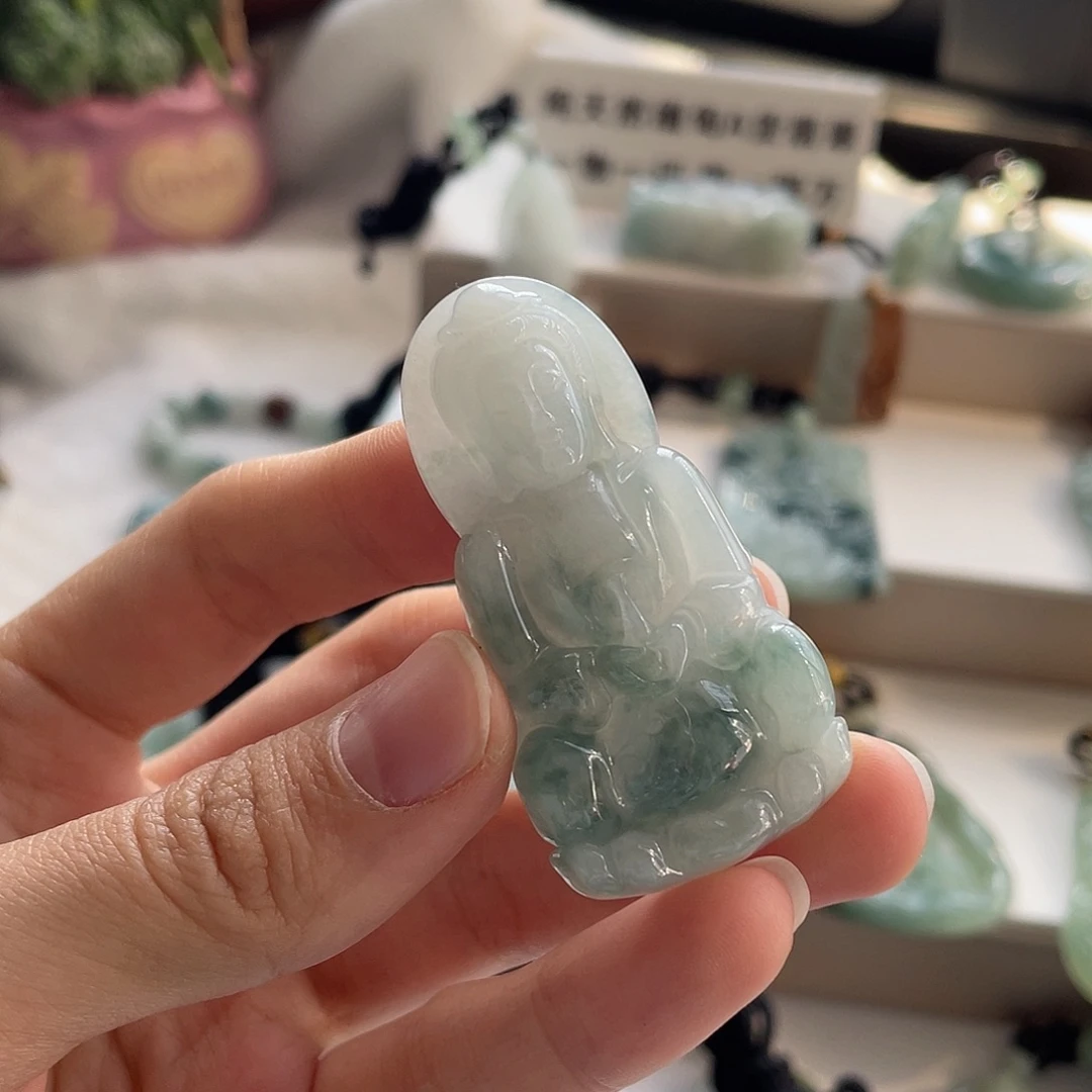翡翠未镶嵌颈饰观音