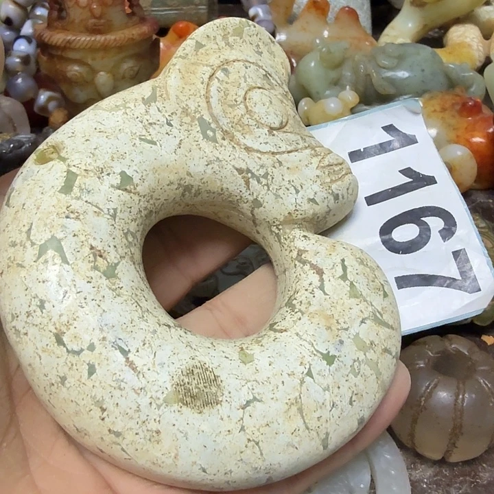 透闪石-蛇纹石玉未镶嵌颈饰