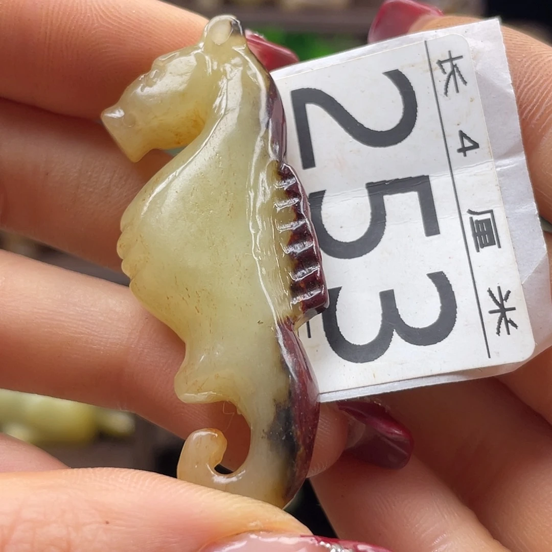 董***会和田玉未镶嵌颈饰