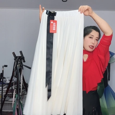 S。     乳白。
