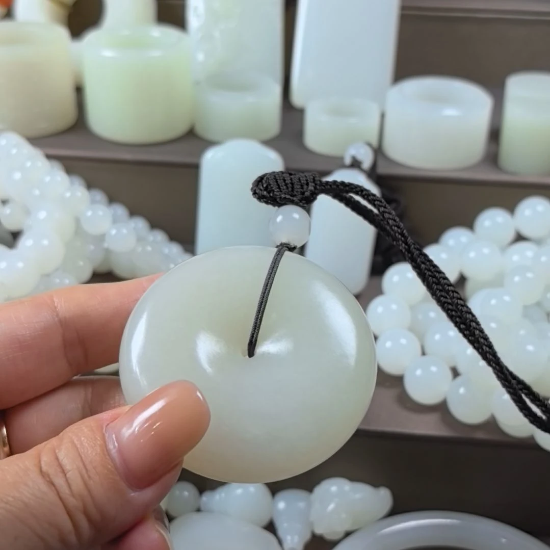 旭***子颈饰未镶嵌和田玉