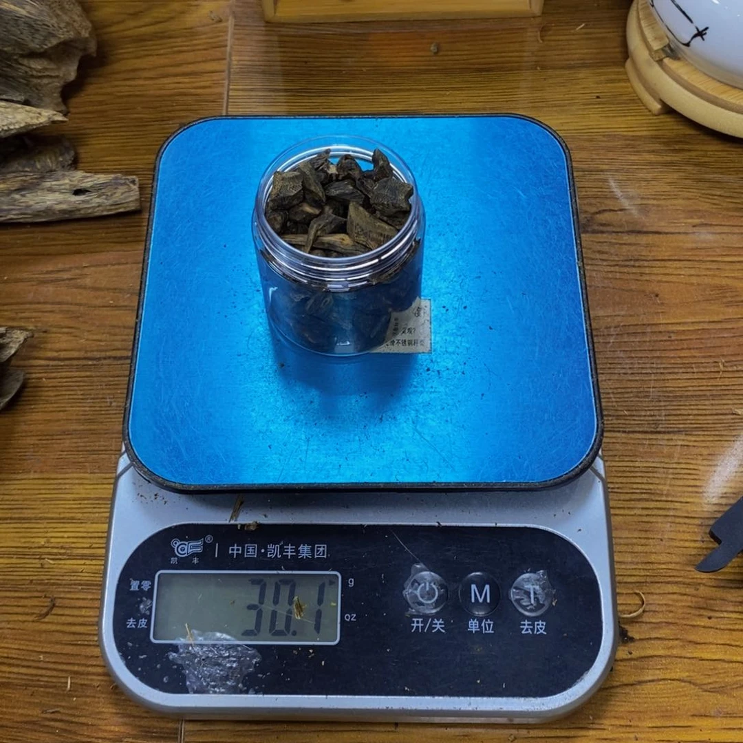 沉香碎屑沉香W****m母树沉水钉30克