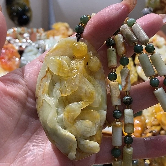 蛇纹石玉未镶嵌颈饰