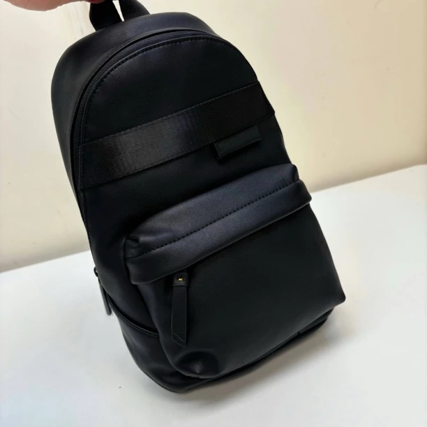 56805 韩版意鸳鸯，黑色男士pu斜背胸包，尺寸：33x20x9cm