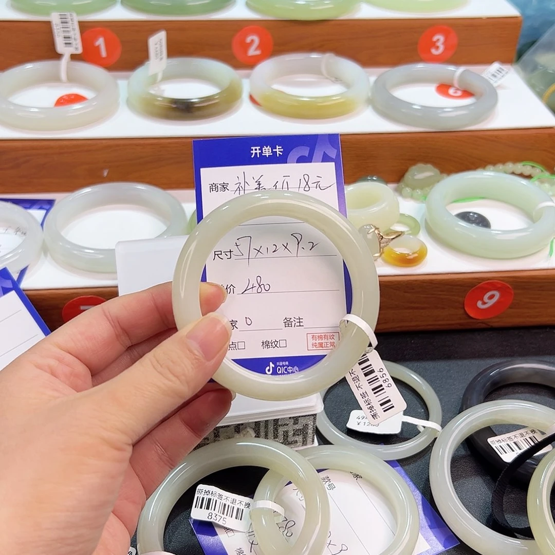 未镶嵌手镯和田玉。