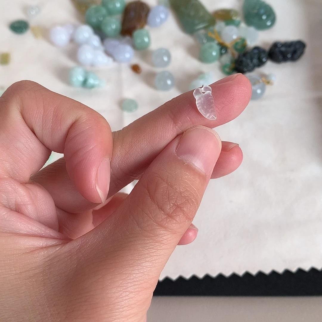 翡翠未镶嵌颈饰萝卜