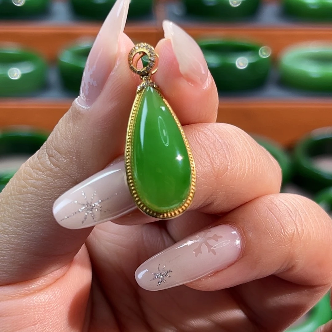 颈饰18K金镶嵌和田玉