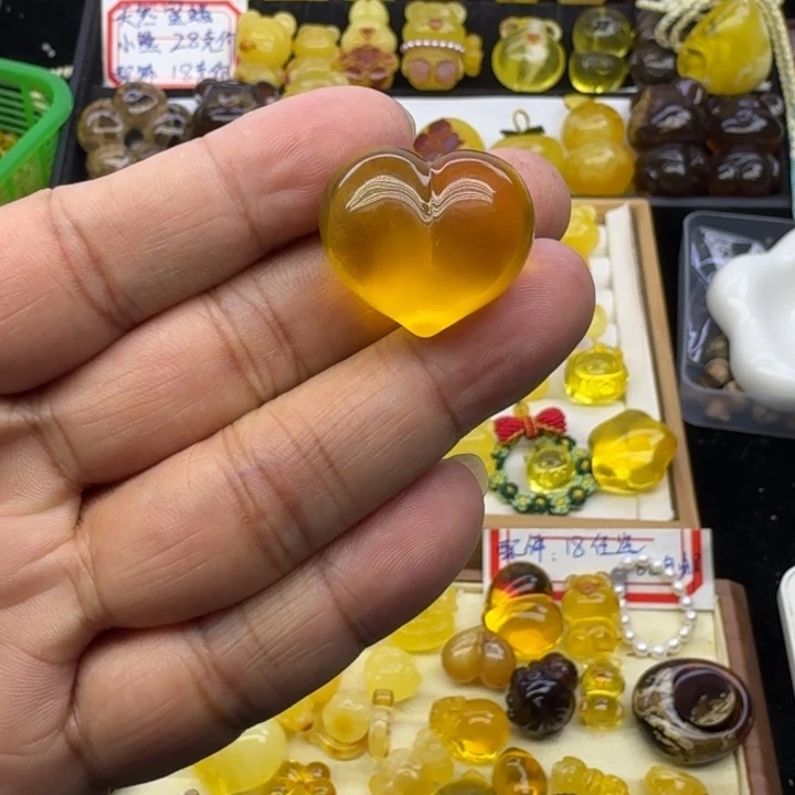 蜜蜡未镶嵌颈饰屁桃