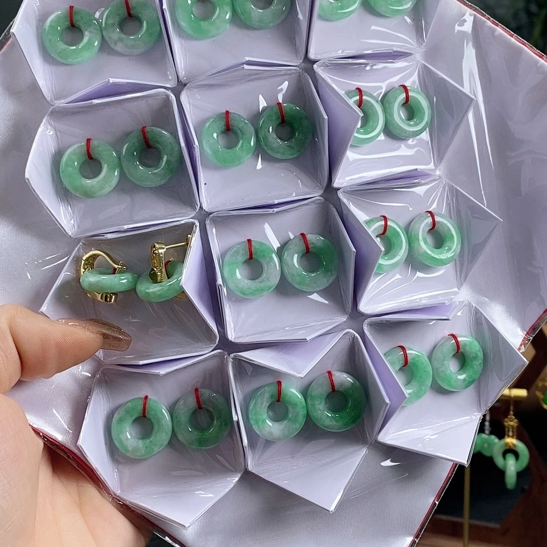 翡翠耳饰未镶嵌多样发其一