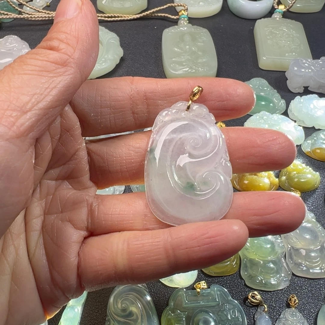 翡翠18K金镶嵌颈饰如意