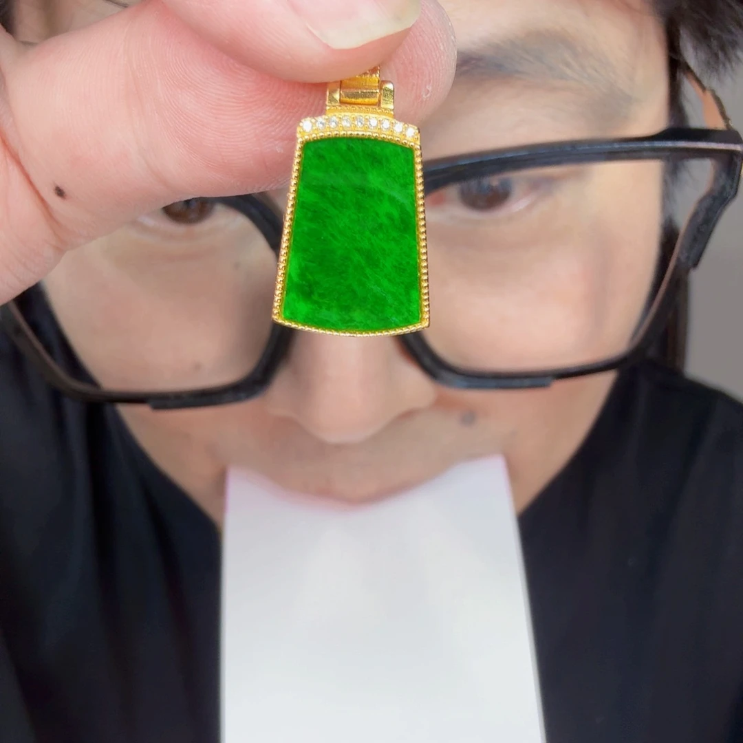 翡翠未镶嵌颈饰一件