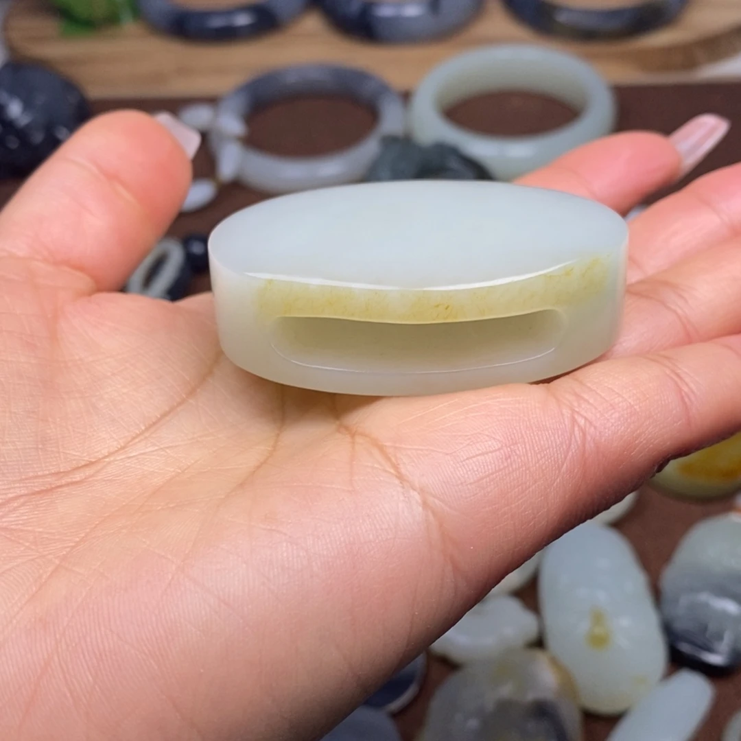 用***9和田玉未镶嵌颈饰