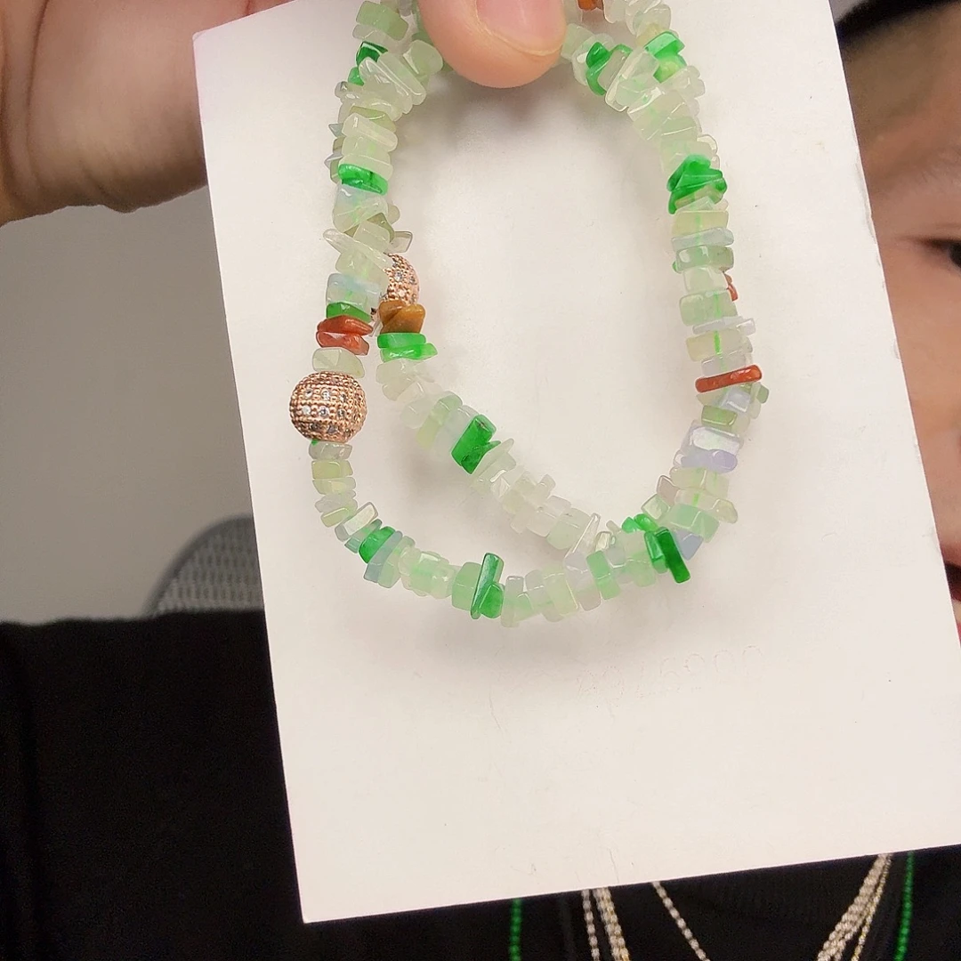 翡翠未镶嵌颈饰一件