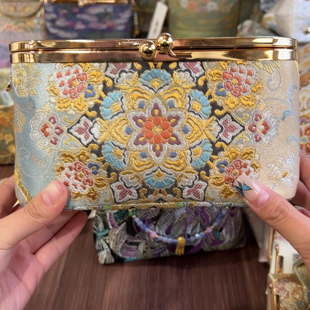a***s织绣口金盒子斜挎包
