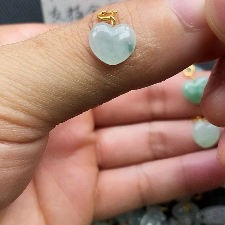 一***爱翡翠18K金镶嵌颈饰