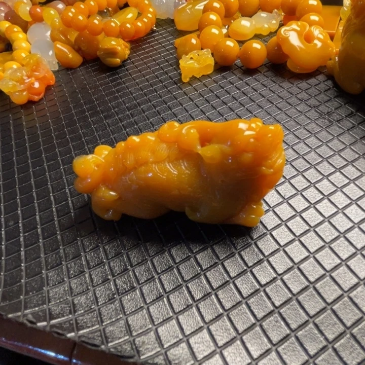 未镶嵌石英质玉（黄龙玉）颈饰