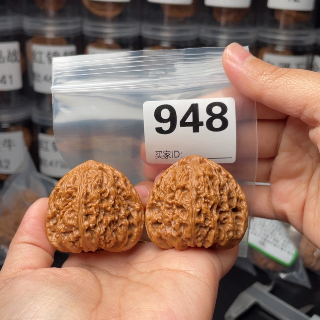 王***达文玩核桃把件44南将石