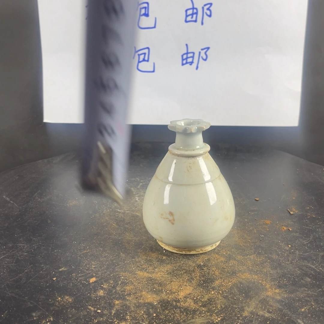 罐漂亮的小瓷器和