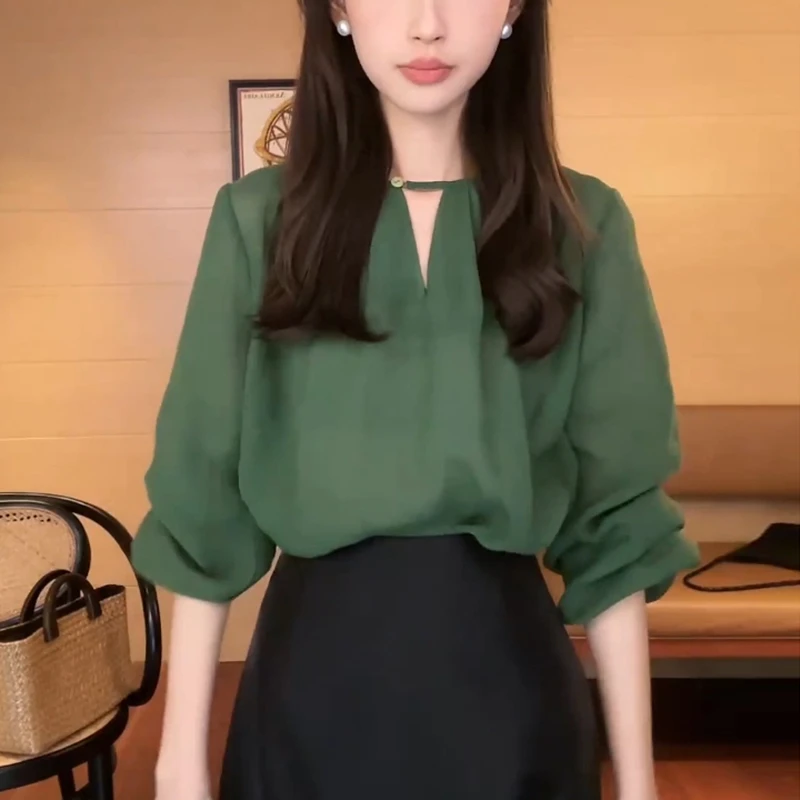 港风复古简约绿色V领轻薄小衫设计感背部镂空拼接蕾丝五分袖衬衣