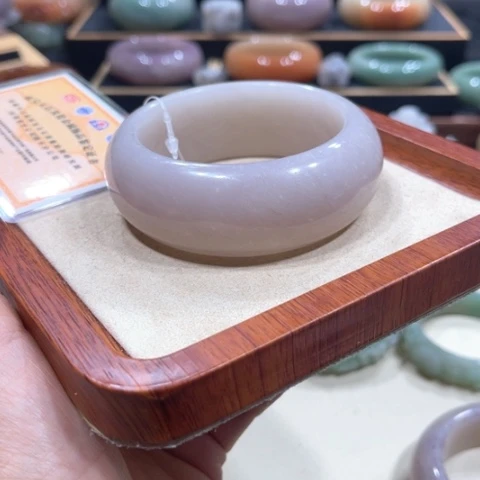 未镶嵌手镯石英质玉