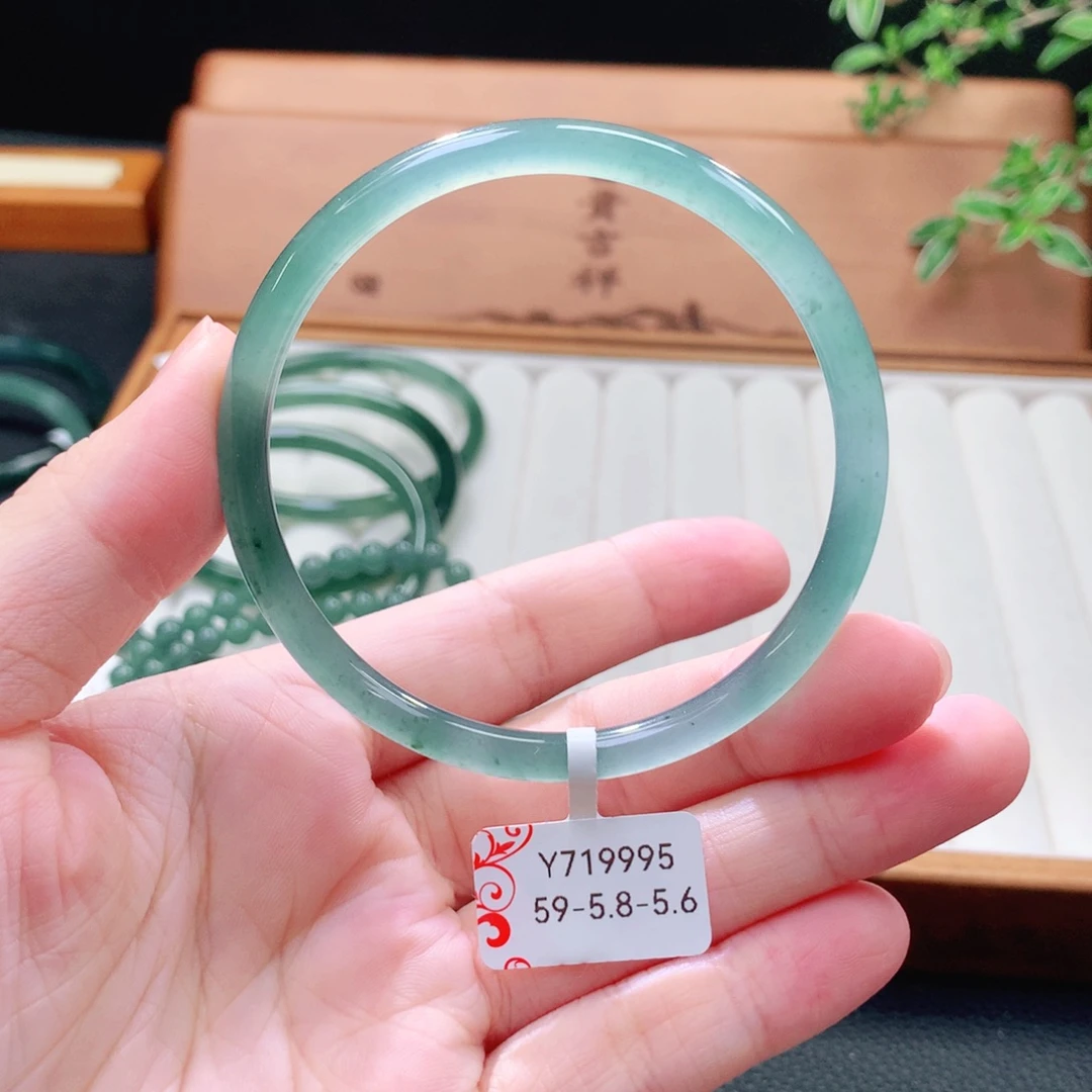 翡翠未镶嵌手镯（圆镯）