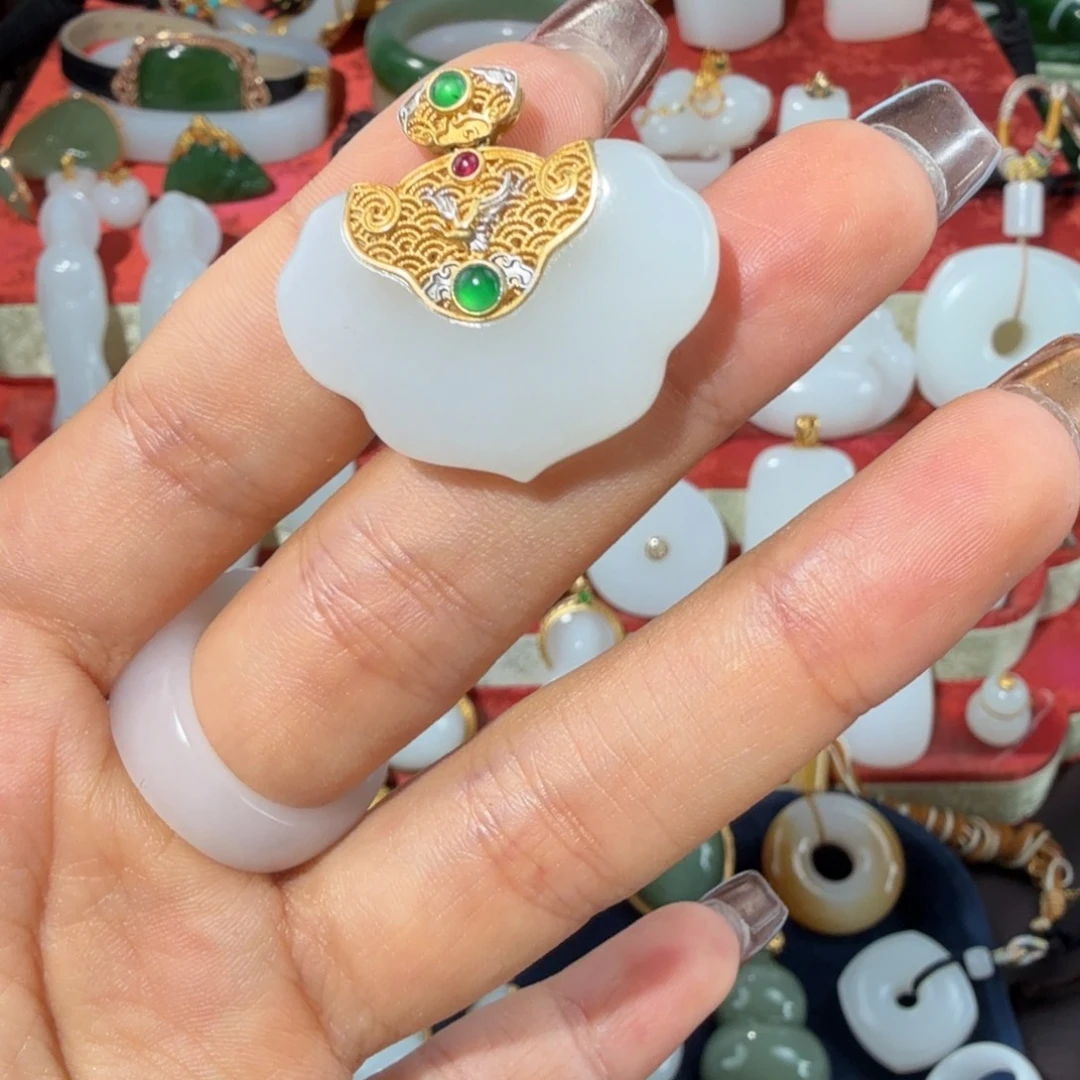 和田玉18K金镶嵌颈饰