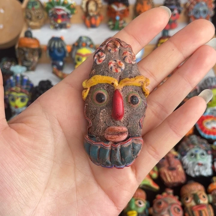 琉璃饰品老娃1只。