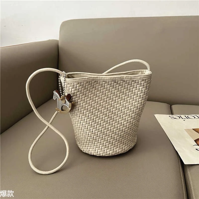 2025夏季新款时髦轻奢复古手工编织软面简约百搭水桶包百搭休闲包