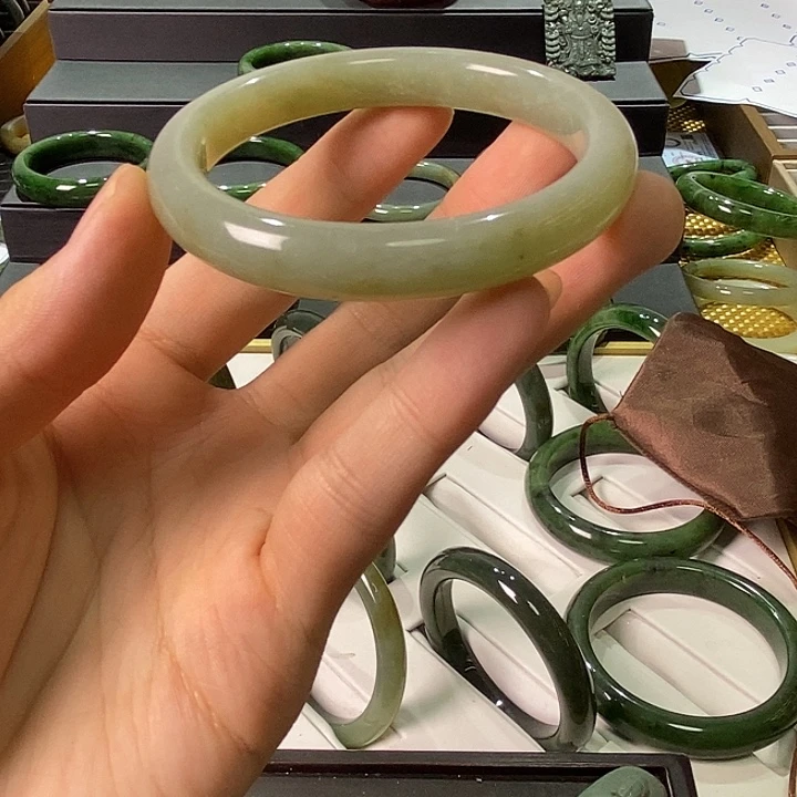 和田玉未镶嵌手镯