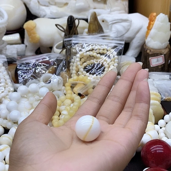大**儿珠子的颜色是红色