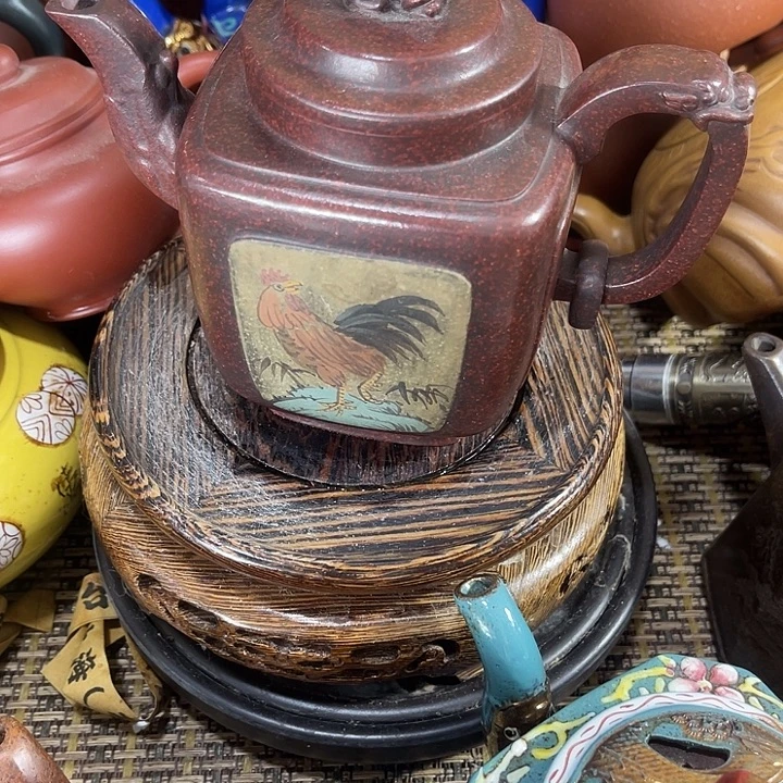 茶壶紫砂原矿泥料手工制作的一把紫砂壶。