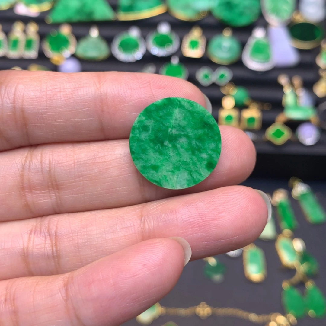 翡翠未镶嵌颈饰有纹