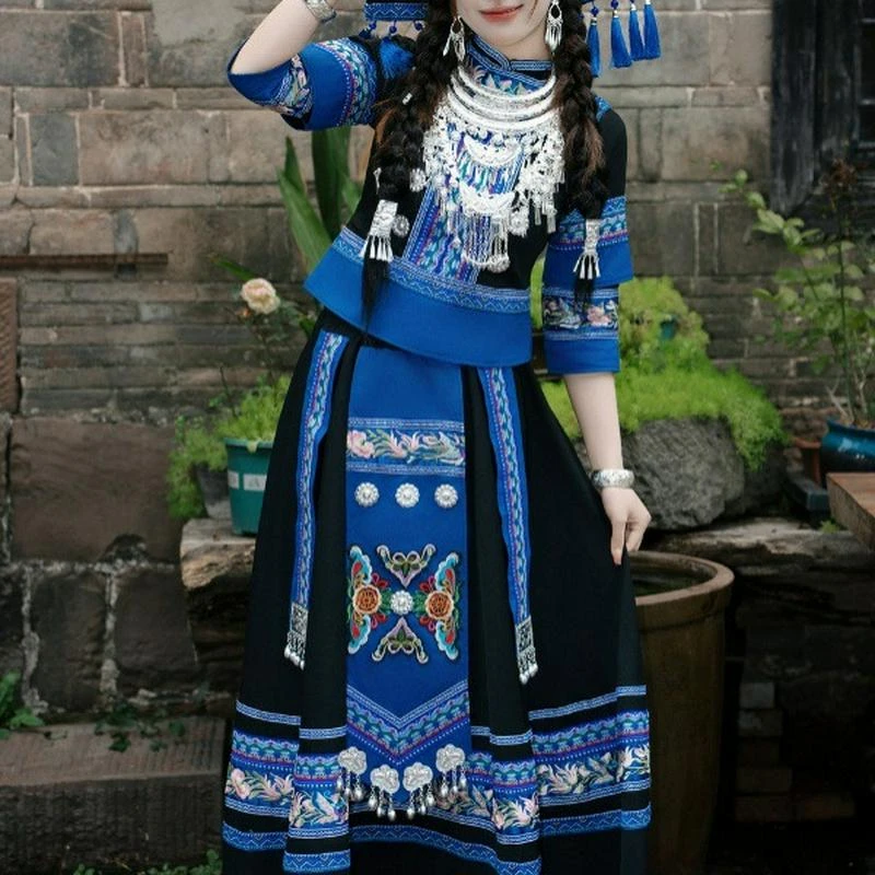 广西三月三壮族成人女性少数民族服饰壮锦刺绣舞台演出盛装