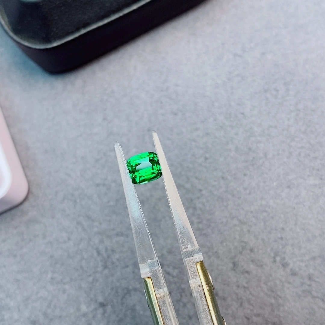 石榴石（沙弗莱）未镶嵌珠宝半成品1.05ct 卡扎尼