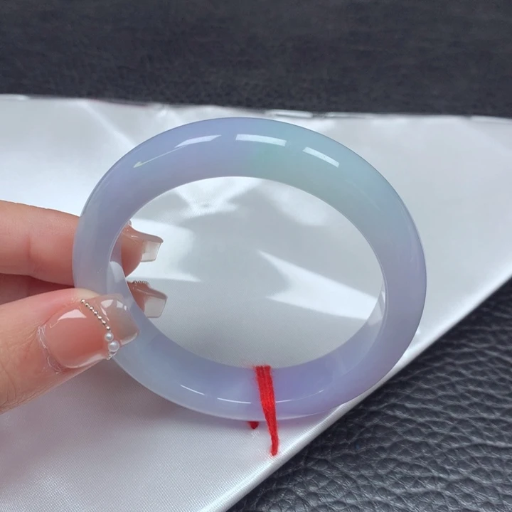 翡翠手镯未镶嵌。