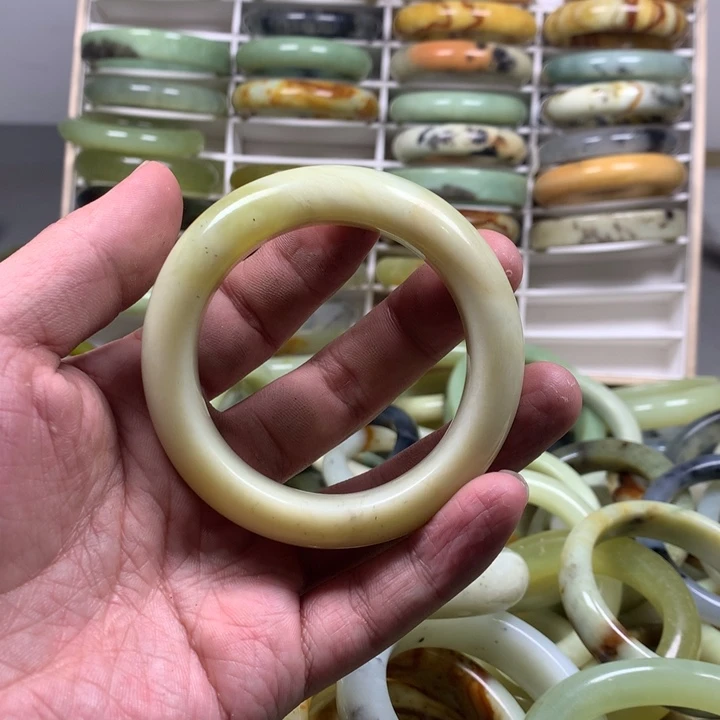 蛇纹石玉手镯未镶嵌生**式