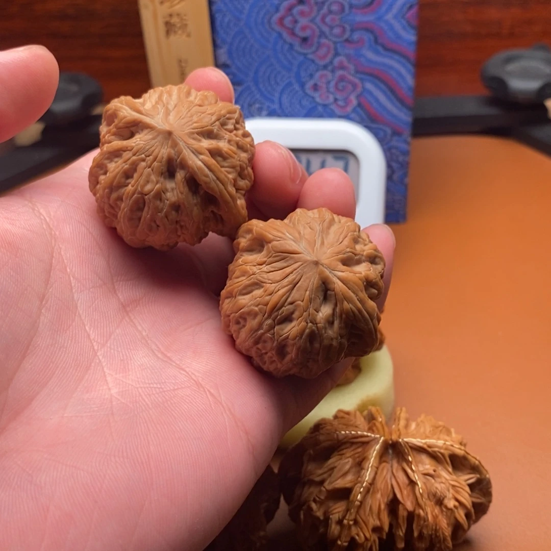 伪****文玩等形式开展合作