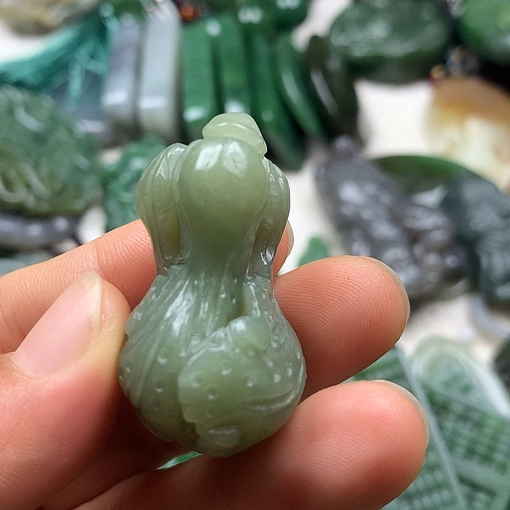金***画颈饰未镶嵌和田玉