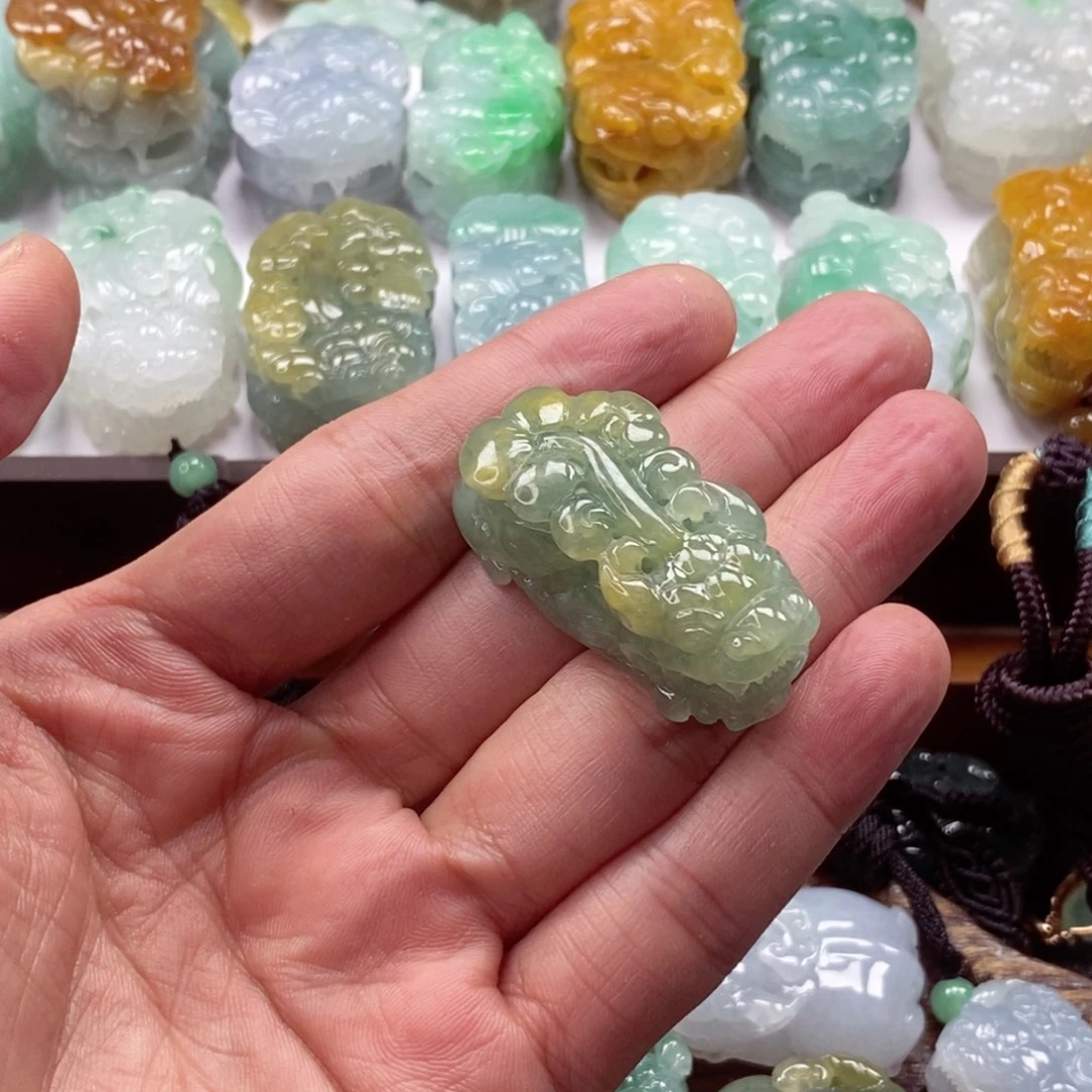 翡翠未镶嵌颈饰貔貅